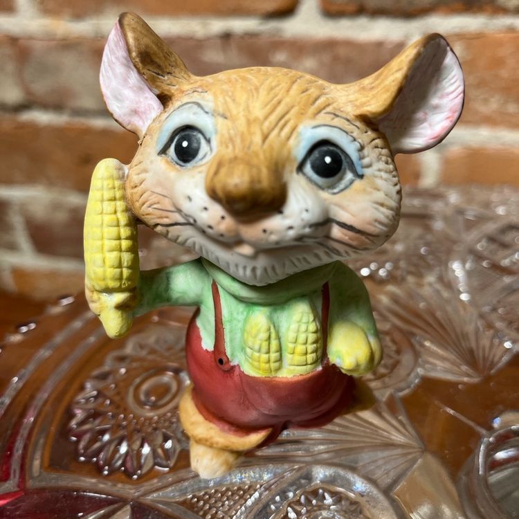 Home Cove mouse with corn
