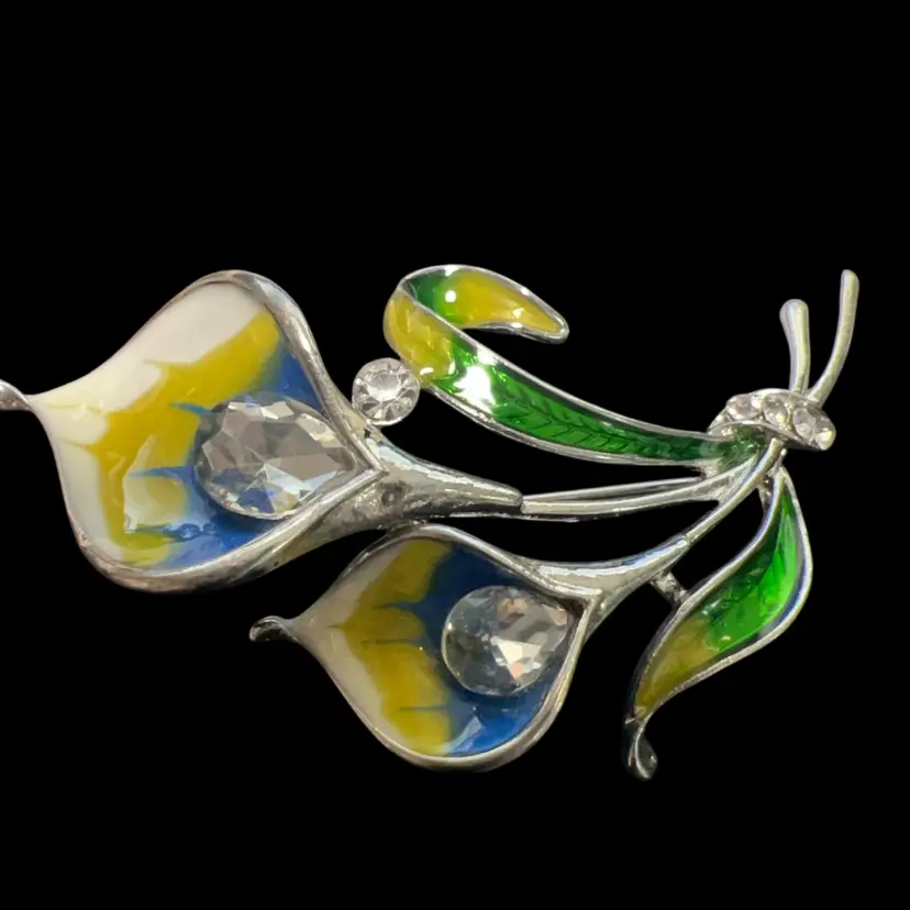 MCM vintage enamel floral brooch, specifically designed with two calla lily flower blooms cradling clear, faceted crystal rhinestones. 2”