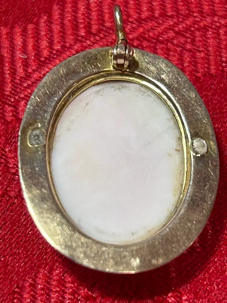 10Kt Gold Pink Shell Cameo Pendant 