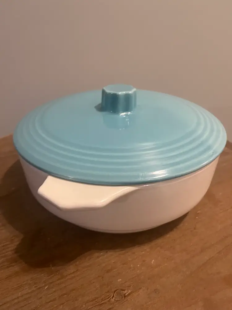 #01 Vintage MCM USA pottery covered casserole dish with Teal lid. 1940-1960s
No Markings For Maker Although With Comparables It Appears To Be California Pottery.

Two Small Chips On The Bottom Of Teal Lid . 
9 Inches Round, 4 Inches Deep Z