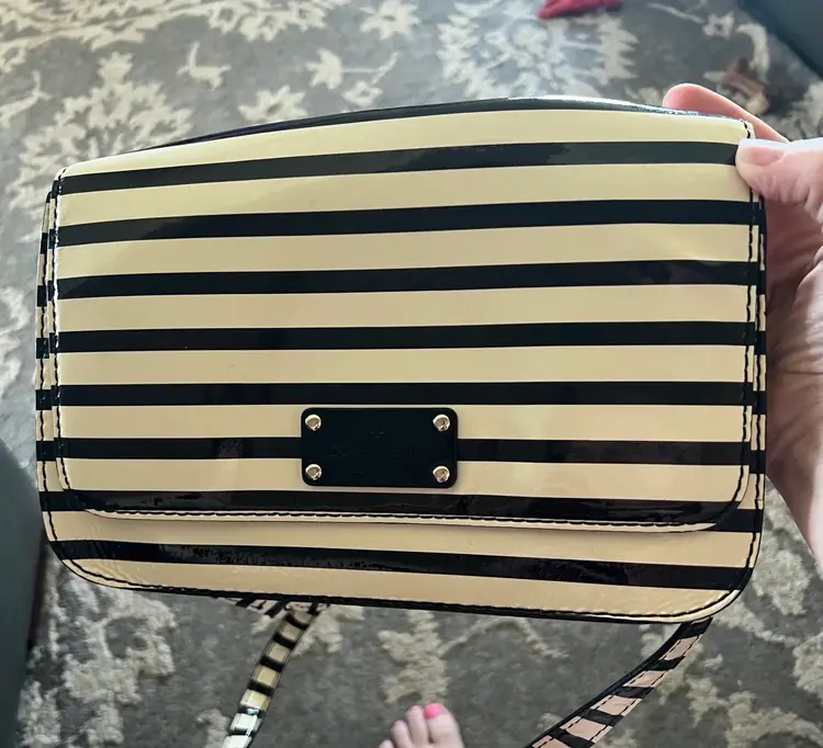 Vintage Kate Spade Womens Black And Ivory Stripped Patent Leather Adjustable Strap Pockets Crossbody Bag