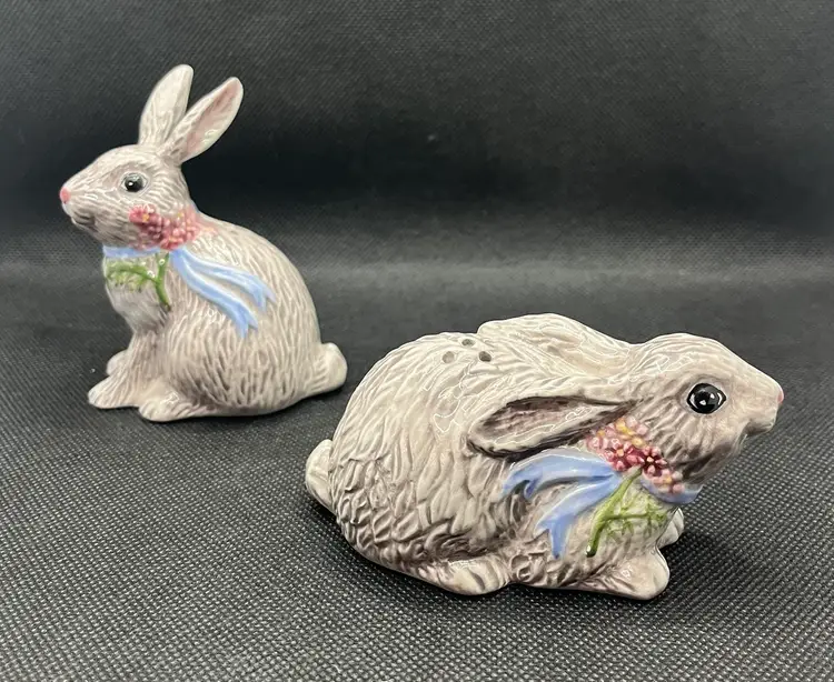 Vintage Danna Cullen's Meadow Bunny ceramic salt and pepper shakers by Zrike , Spring Easter decor