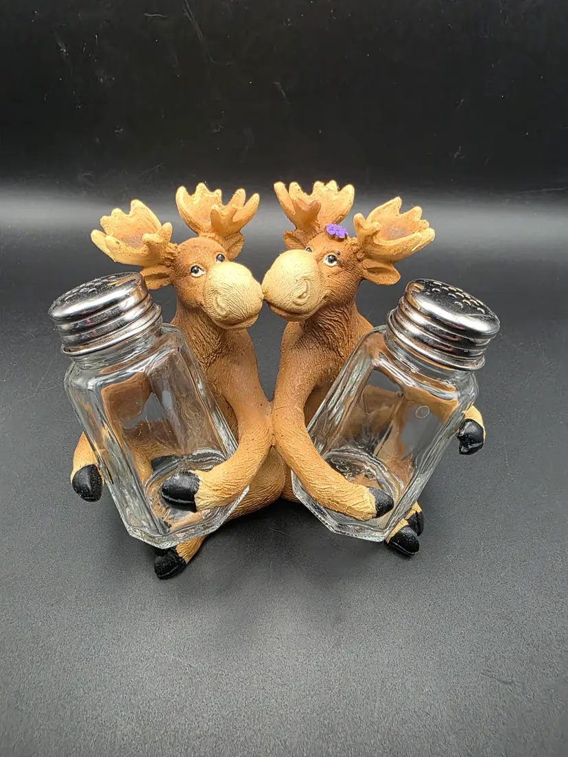 Kissing Moose Salt and pepper set