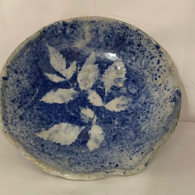 #552 Studio Art Pottery Blue White Leaf Design Bowl Signed Rock