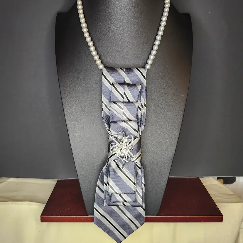 UPCYCLED Pearl Elegance Tie Necklace WITH BROOCH
