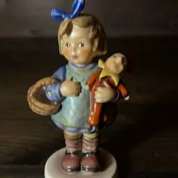 Hu090. Goebel Hummel 1981 "What Now" Girl With Basket & Doll #422 Figurine