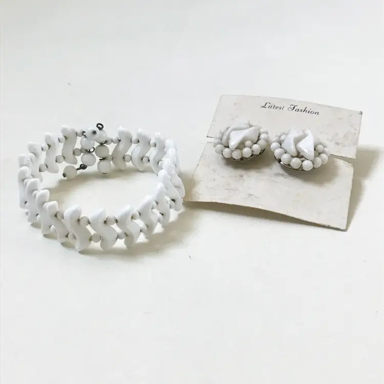 Vintage White Milk Glass Bead Memory Wire Wrap Cuff Coil Bracelet & Earrings Set