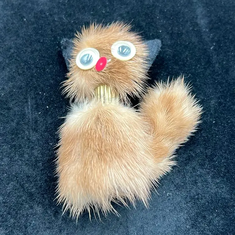 This is a vintage1950s mink cat brooch. 3” Google Eyes
