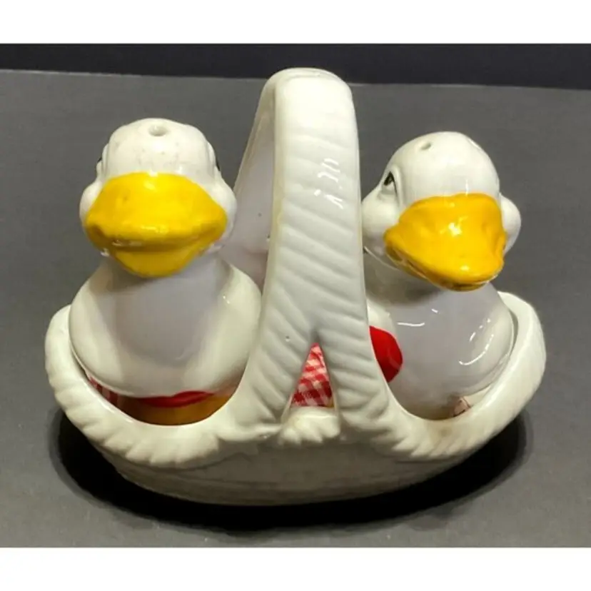 VTG WHITE DUCKS SALT AND PEPPER SHAKERS IN A BASKET WITH A BLANKET CERAMIC