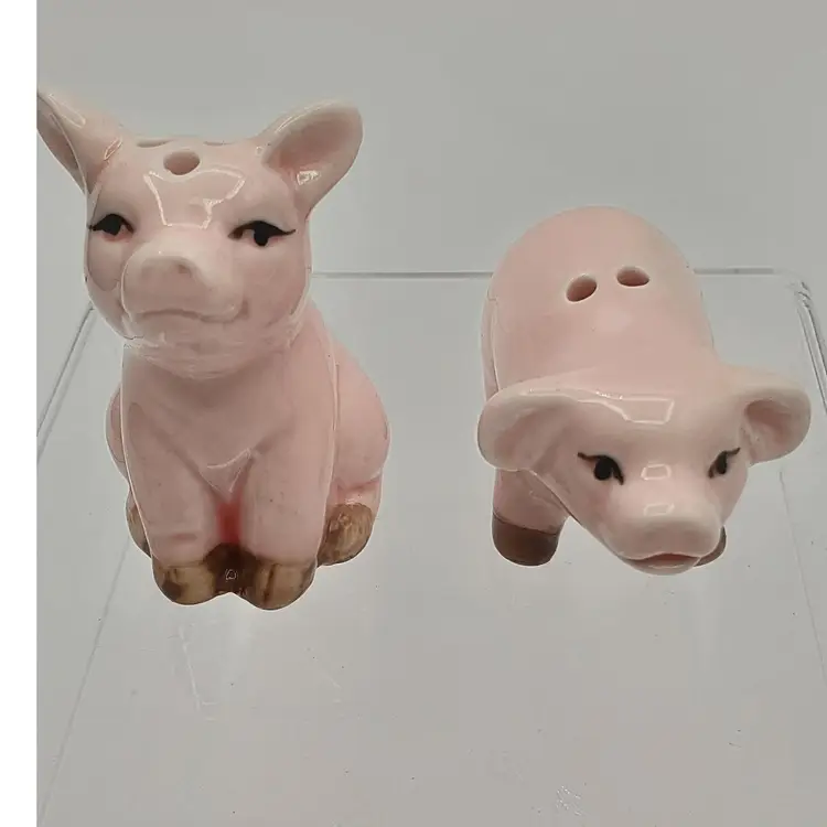 Vintage Kitschy Pink Piggy Salt and Pepper Shakers by Cracker Barrel