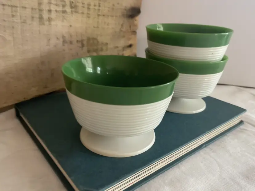 Vintage Set of 3 Raffiaware Footed Dessert Bowls Ice Cream Dishes by Thermo Temp