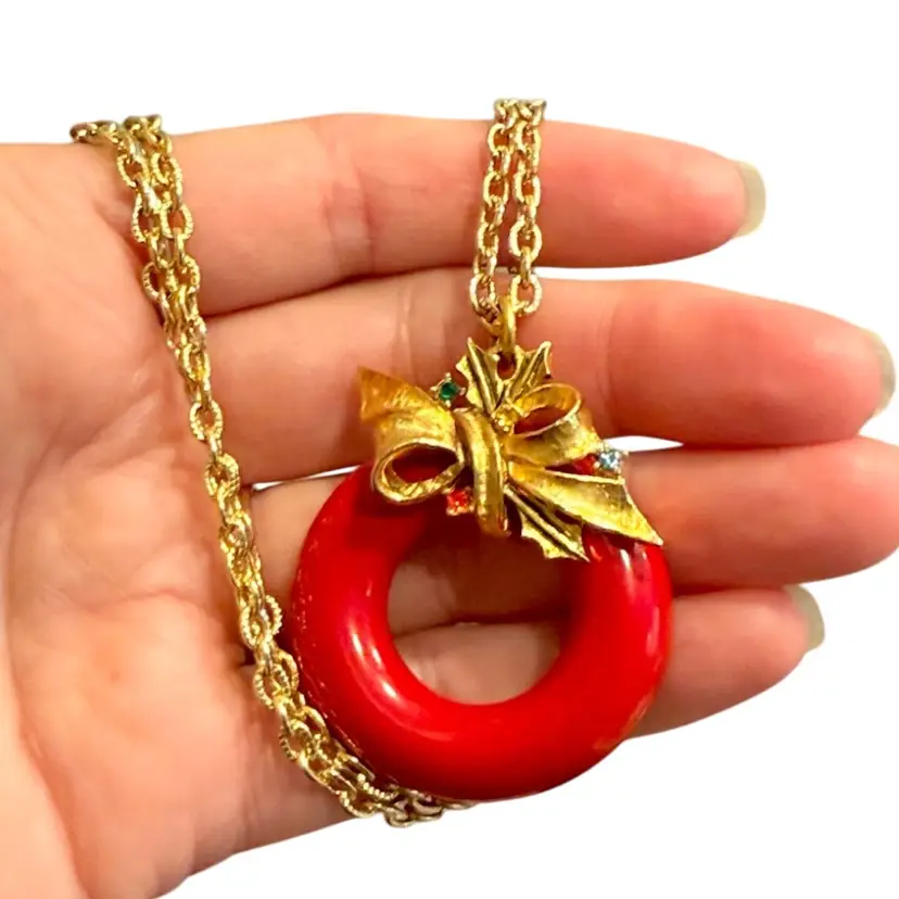 Vintage Signed Arthur Pepper Red Enamel Rhinestone Encrusted Bow Wreath 1.75” GoldTone 24” Necklace