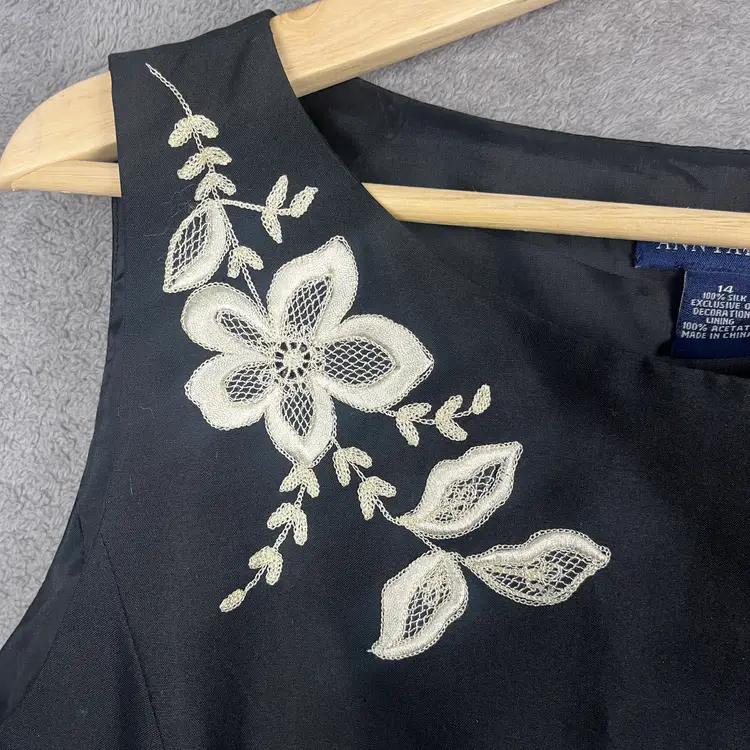 Ann Taylor Sleeveless Blouse Womens 14 Black Embroidered Silk Elegant Classic