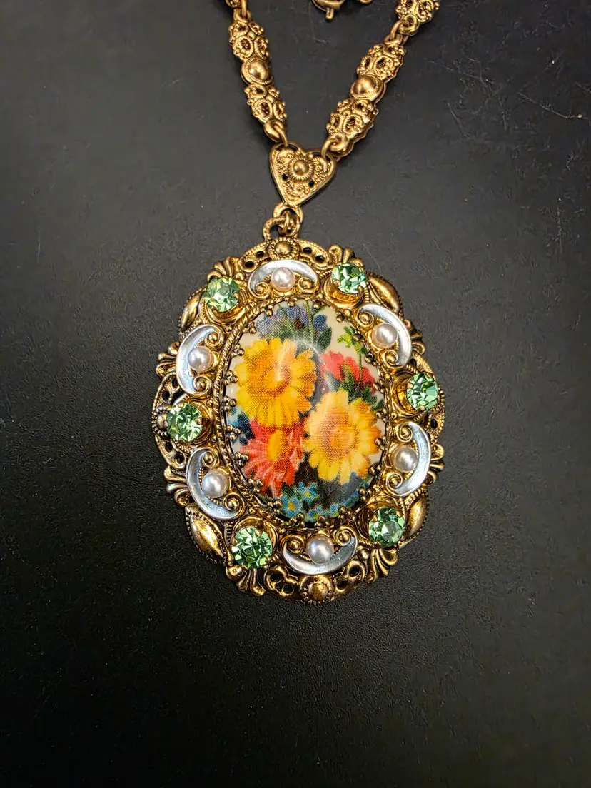Beautiful eye catching Brooche Necklace
