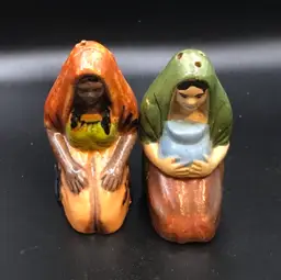 Vig Mexican Women Kneeling with pots  clay Salt & Pepper Shakers Set Mexico