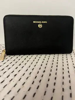 33 - Michael Kors Zippered Wallet W/COA