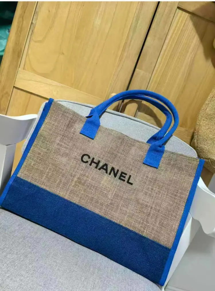 #09 - GWP/VIP CHANEL BEIGE/BLUE STRAW TOTE