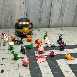 Pokémon Ball And 21 Tiny Figures