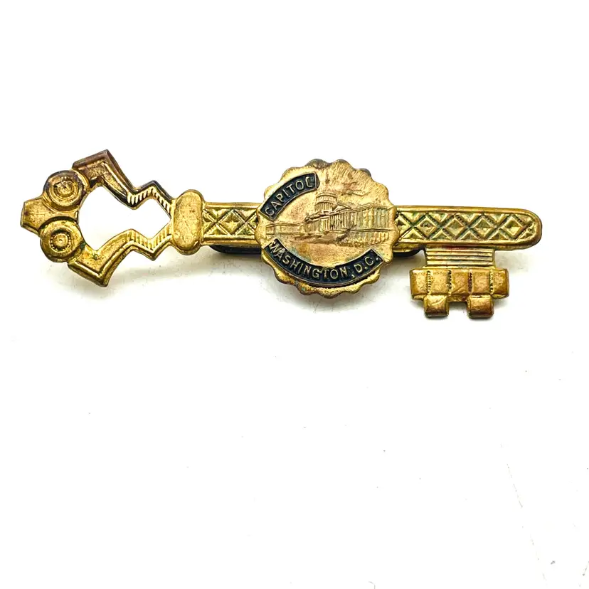 Vintage Key Pin Gold Tone Raised Relief Washington DC Capitol Building 17503