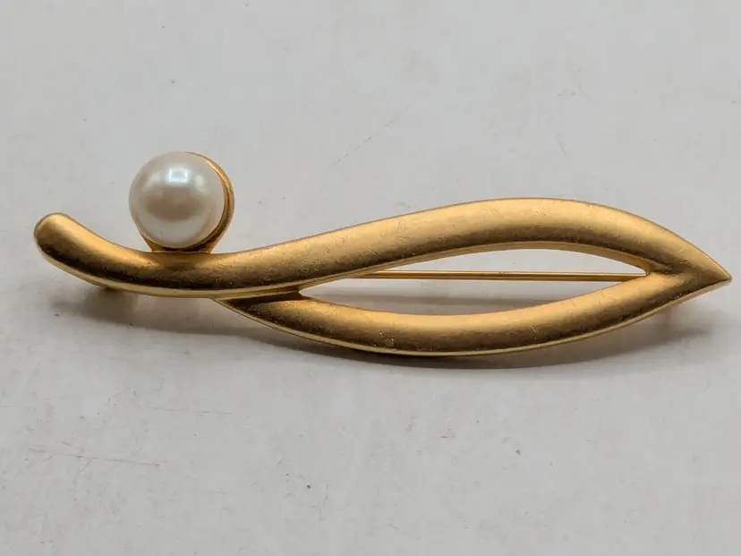 Vintage Gold Tone Brooch with Faux Pearl Accent