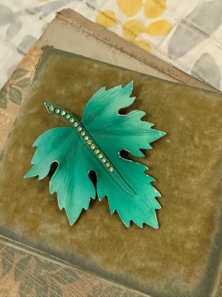 Kelly Green Leaf Brooch