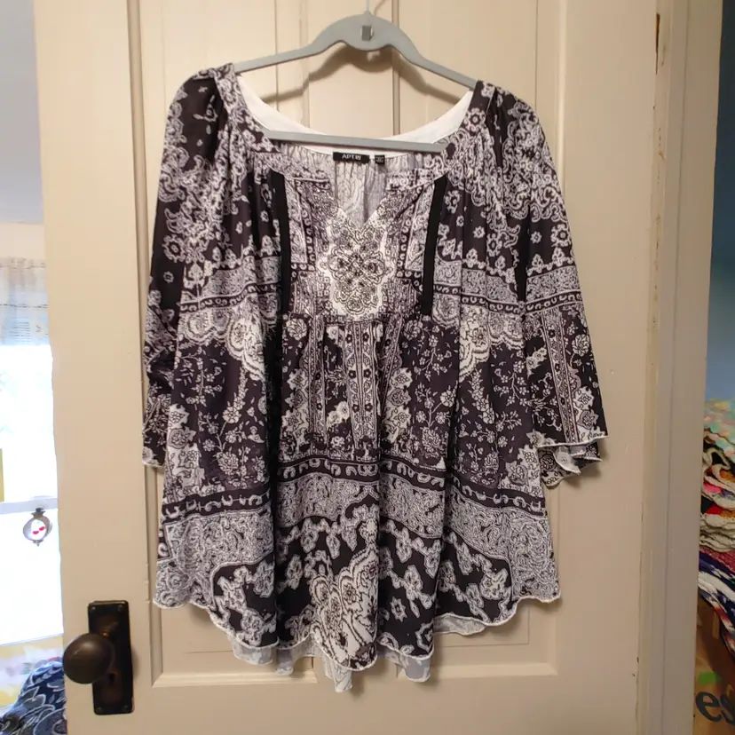 Top- Brand: Apt9. Size 2X. Sheer black grey pattern top. Material- 100% polyester. No callouts.