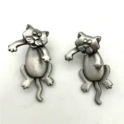 40 - VTG JJ Jonette Jewelry Silver Tone Pewter Hanging Cat Dangle Earrings 1.375”