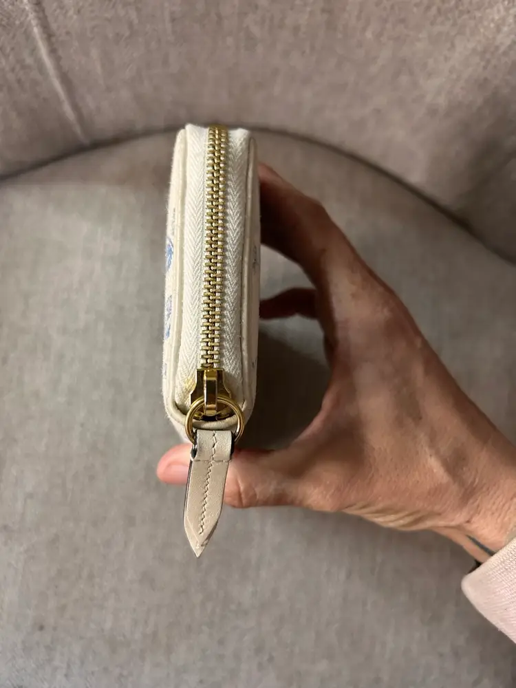 Gucci Japan Exclusive Zip Wallet With Blue Flowers And The Classic Gucci Bow