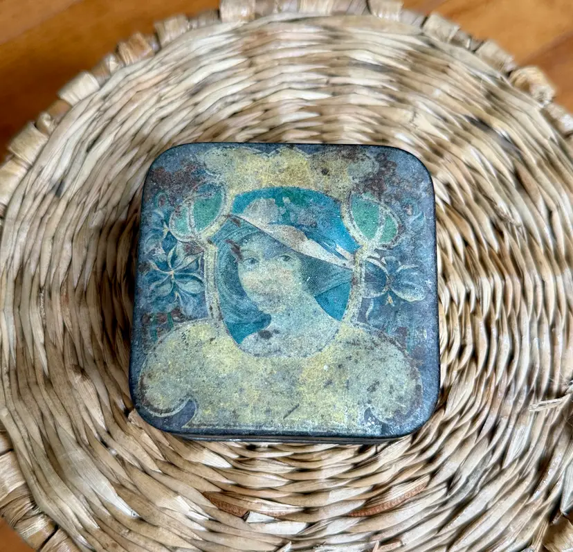 Vintage Compact Tin with Powder Puff – Early 1900s Decorative Makeup Case