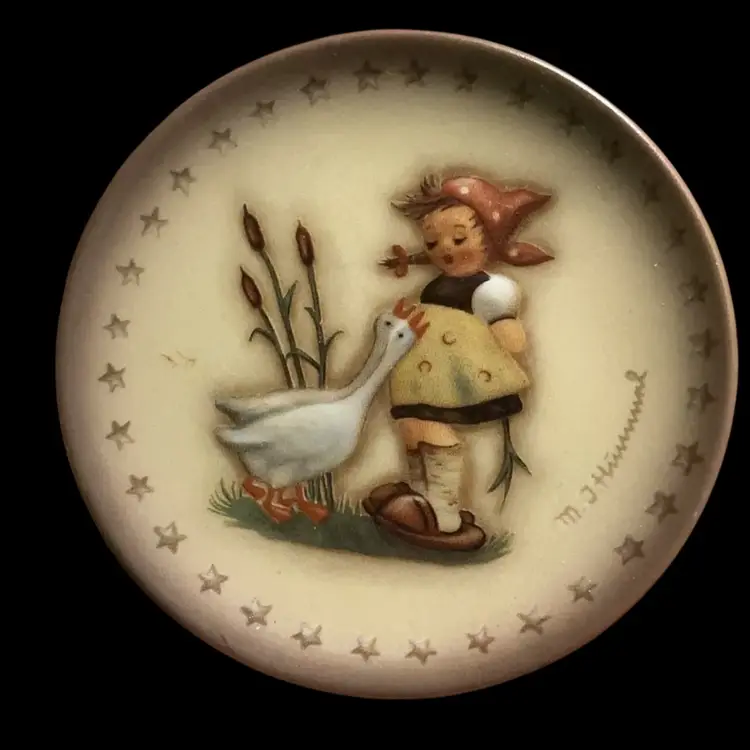 Vintage Mini M.J. Hummel. Goebel Germany 1974. 4Th Edition In Series Of 25. Hum #974 Titled “ Goose Girl “   Collectors Plate!!