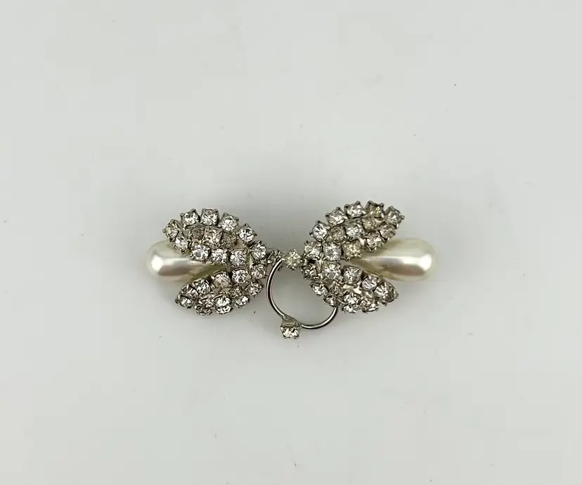 Vintage Silver Tone and Faux Pearl Brooch 2.25βx 1β