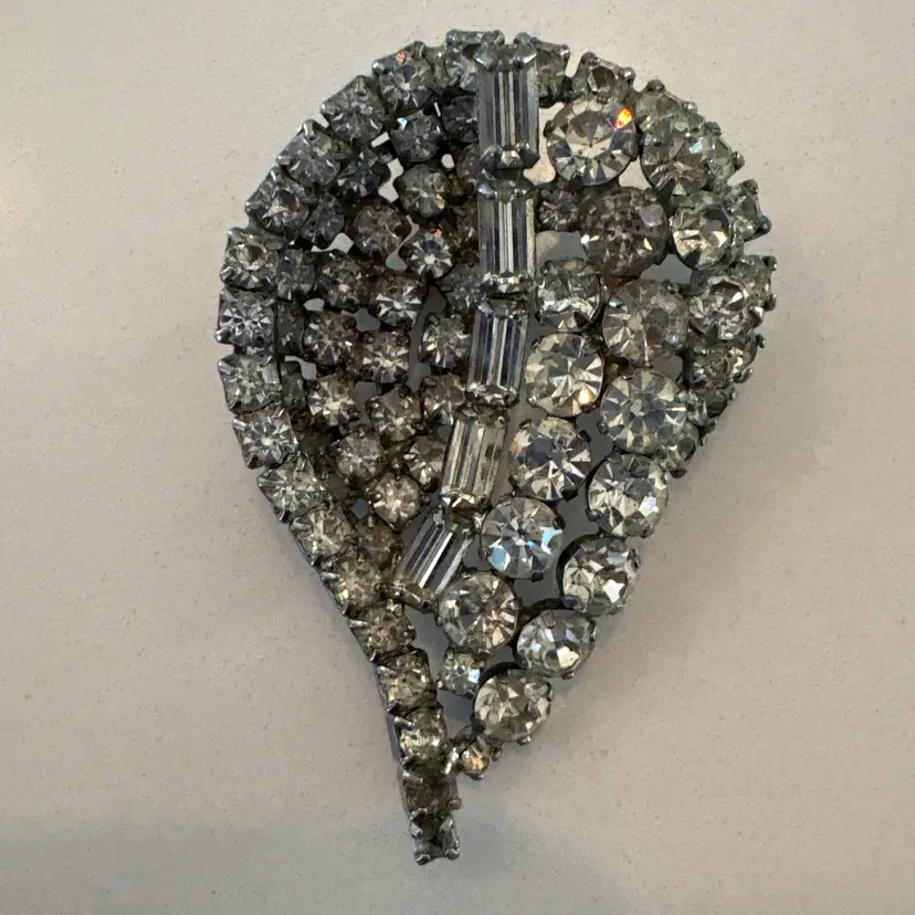 Vintage Weiss Rhinestone Leaf Brooch