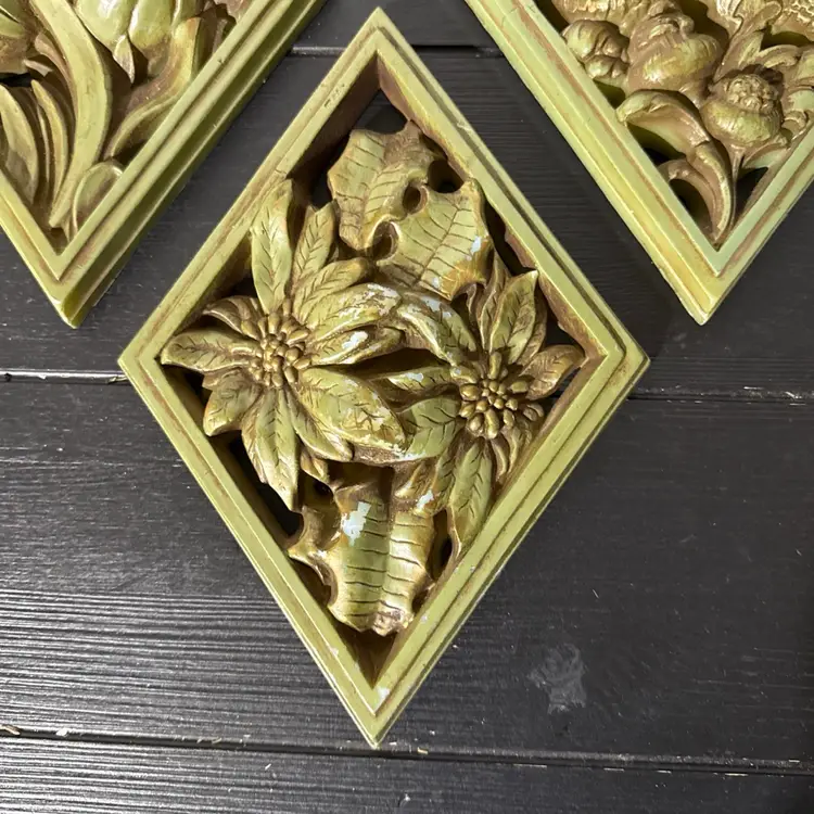 VINTAGE UNIVERSAL STATUARY CORP. CHALKWARE WALL PLAQUES SET of 2 FLORAL 1958 MCM