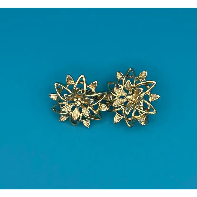 Vintage Sarah Coventry “Golden Petals” Clip-On Earrings – 1960s Gold-Tone Layered Flowers