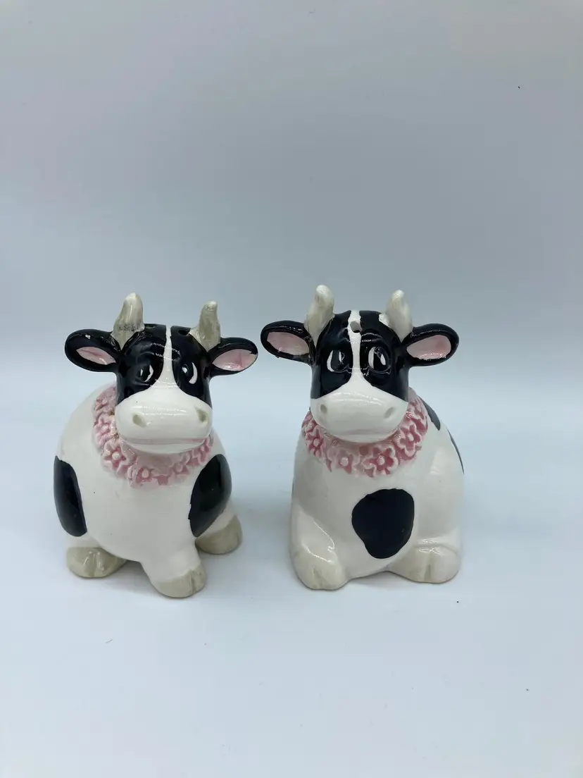 Vintage Salt & Pepper Shakers Set Cows with Pink Flower Lei Necklace 208A