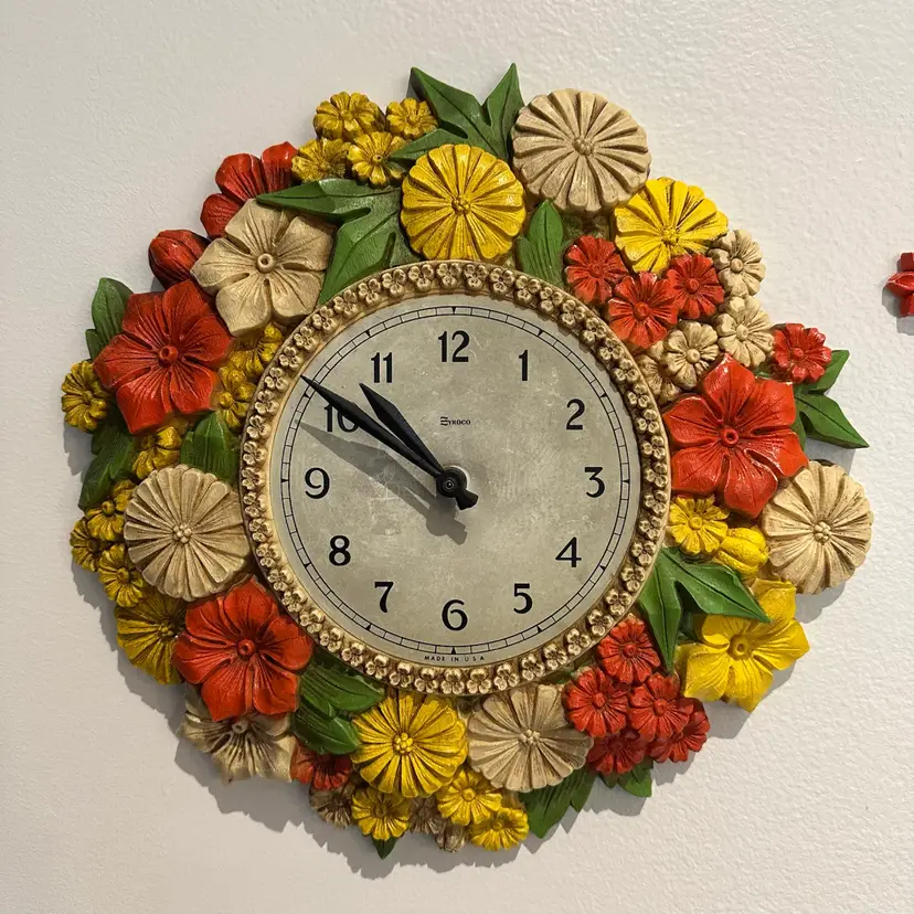 Vintage  1975 Syroco Daisy & Zinnia Floral Wall Clock