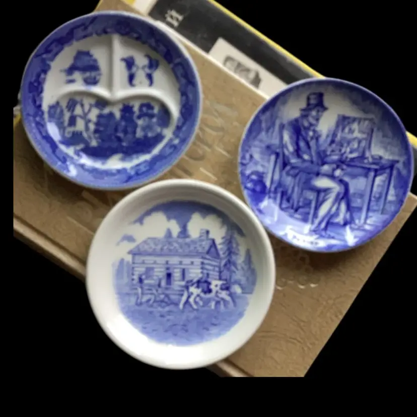3 Beautiful Miniature Blue And White Plates - Farm Life Upper Canada Village, Pedlar Enoch Wedgwood Ltd, Blue Willow Divided Plate Japan
