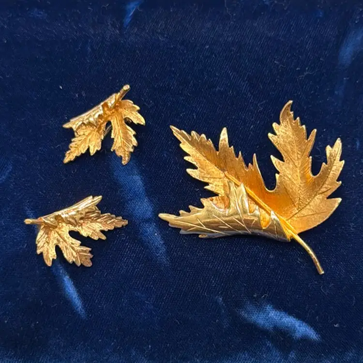 Vintage MCM Demi-Parure Set Chunky Textural GoldTone Leaf Brooch 2.75” & Matching Clip Earrings 1”