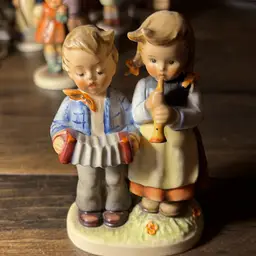 HU042. GOEBEL HUMMEL FIGURINE  -- #218 2/0-- BIRTHDAY SERENADE