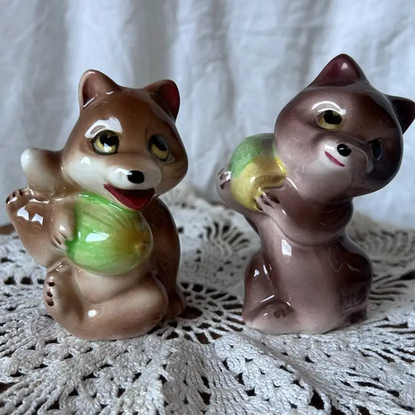 VINTAGE CERAMIC CHIPMUNK W/ACORNS SHAKERS KITCH JAPAN
