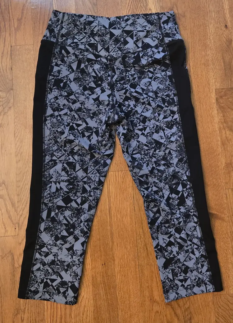 Women's NIKE Dri-Fit Legendary 2.0 Tight Fit Training Tights Capri Size Medium