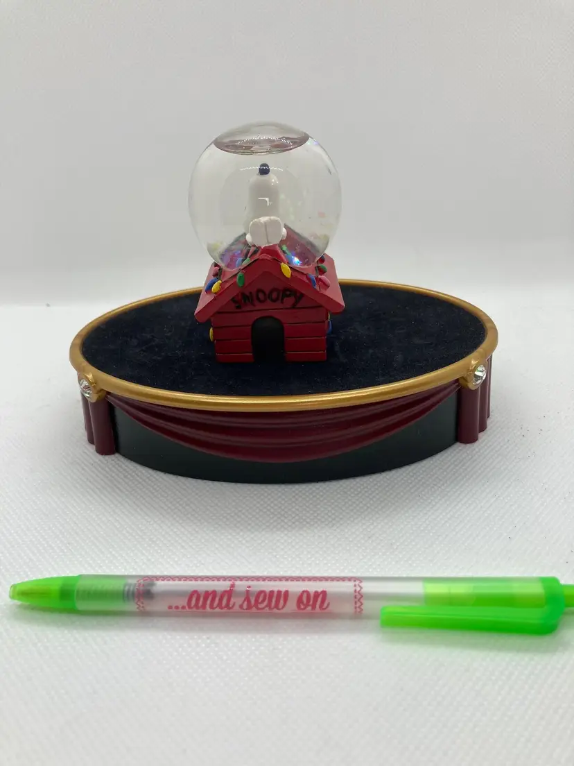 Westland Peanuts Snoopy on doghouse small snow globe