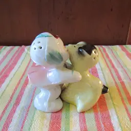 VTG Van Tellingen Mary/Lamb Hugger Salt & Pepper Shaker Set