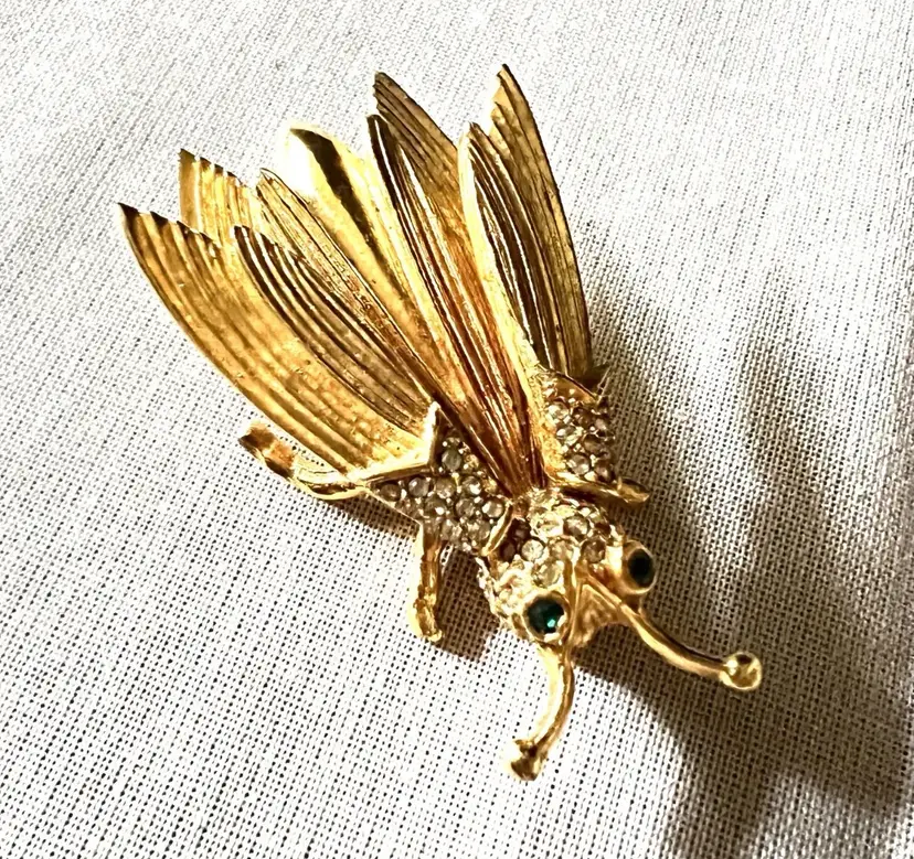 Hattie Carnegie Cicada Brooch Trembler (Wings Move) 2” Goldtone w/ Rhinestones