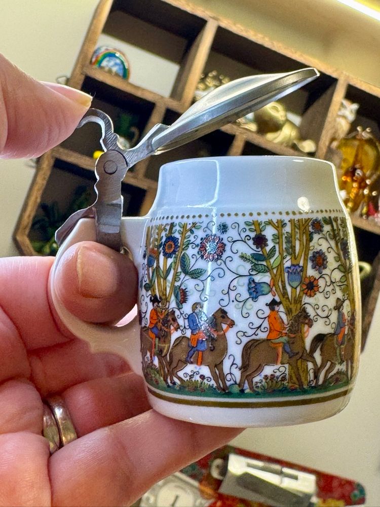 Mini KURT HAMMER VINTAGE GERMAN MINI BEER STEIN PEWTER LID STAGS-Military on Horses SCENE