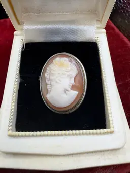 vintage  Sterling silver hand-carved shell cameo brooch or pendant