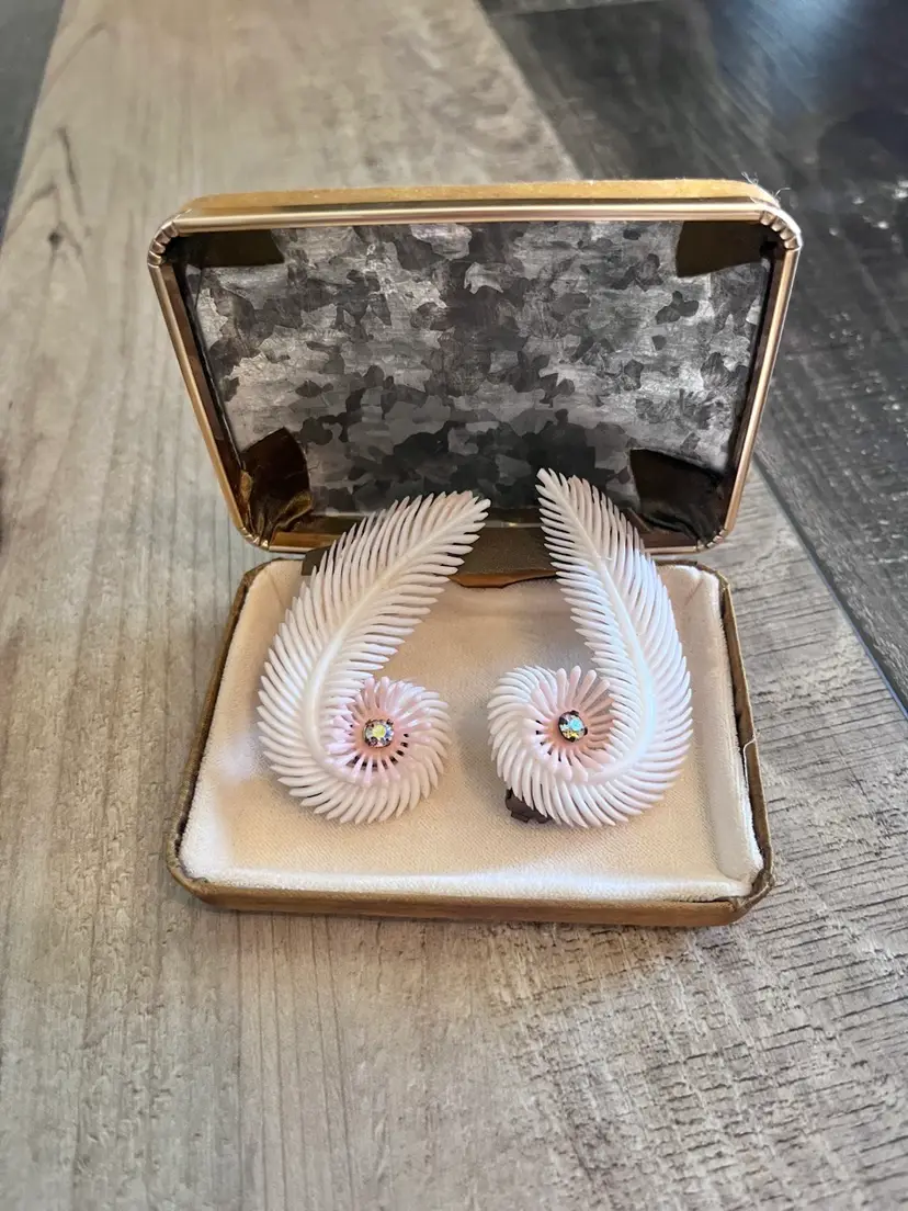 Vintage Plastic Feather Clip on Earrings