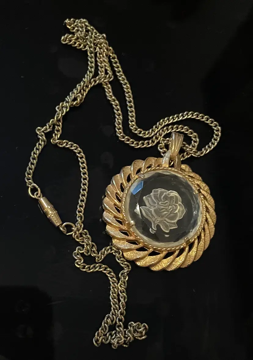 Vintage Shp Excl Goldtone Cameo Necklace