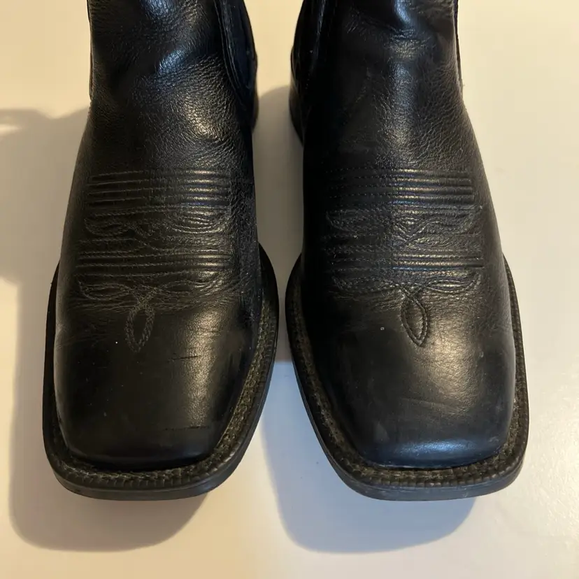 Ariat men’s 9.5D black leather square toe ankle boots