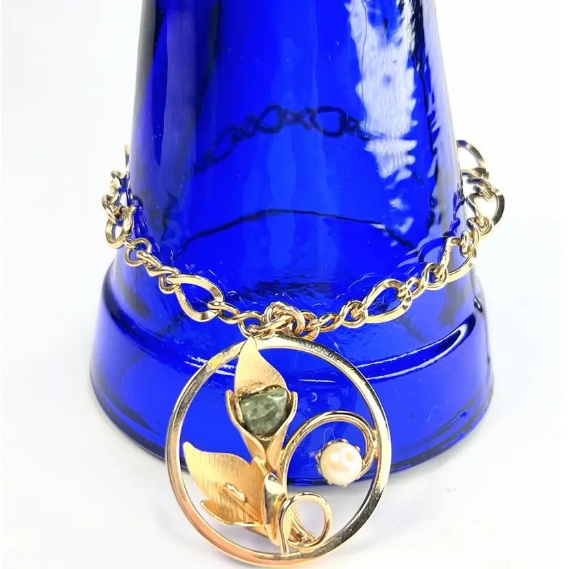 7” Sarah Coventry Gold Bracelet Marked “1/20 12K GF”. Flower Charm With Pearl & Jade Stone.